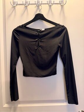H&M Women’s Black Long-Sleeve Bow-Back Crop Top

Size XS